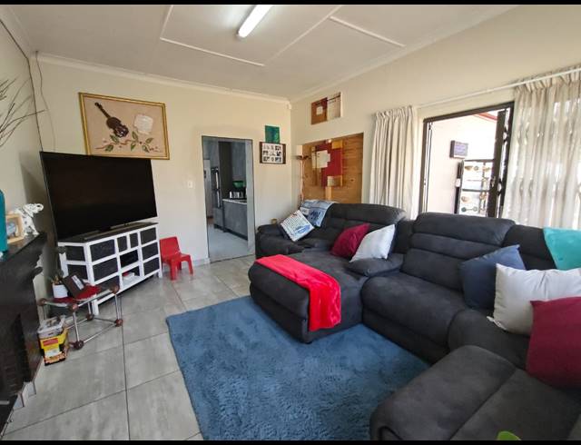3 BEDROOM FREEHOLD FOR SALE IN NEW REDRUTH